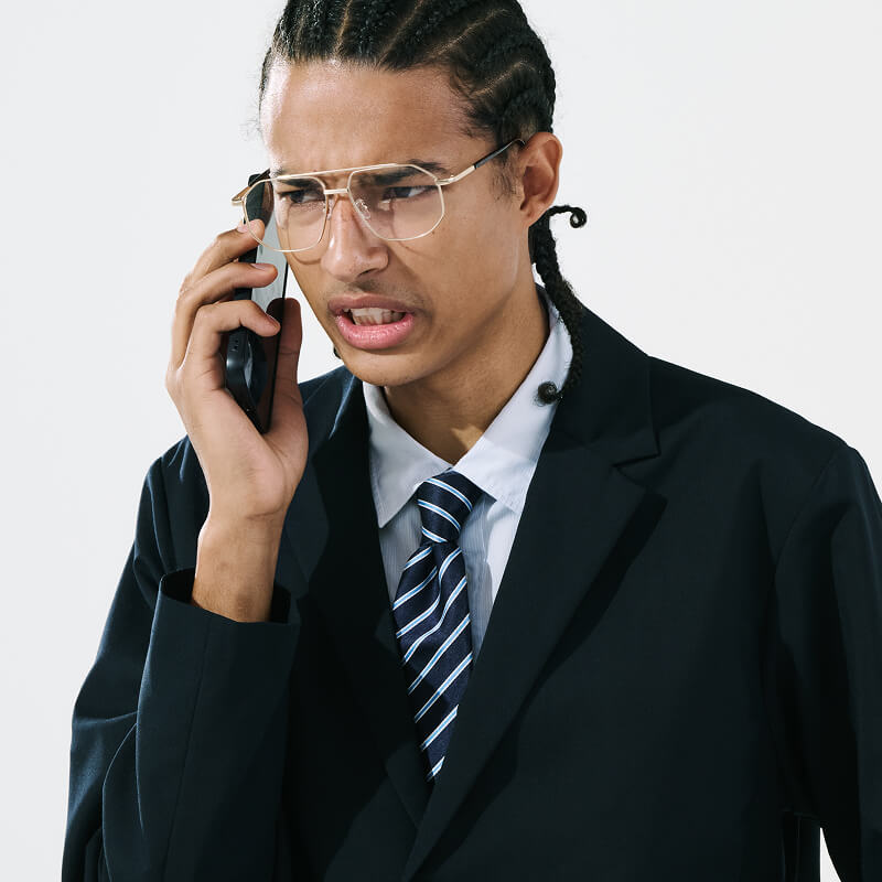 電話している男性