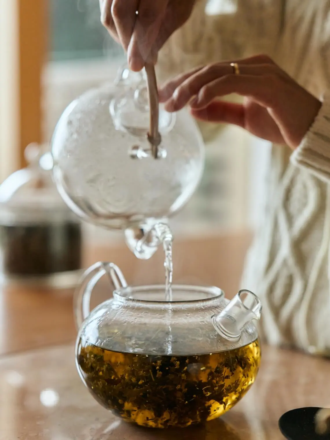 よもぎ茶を入れる佐々木さん