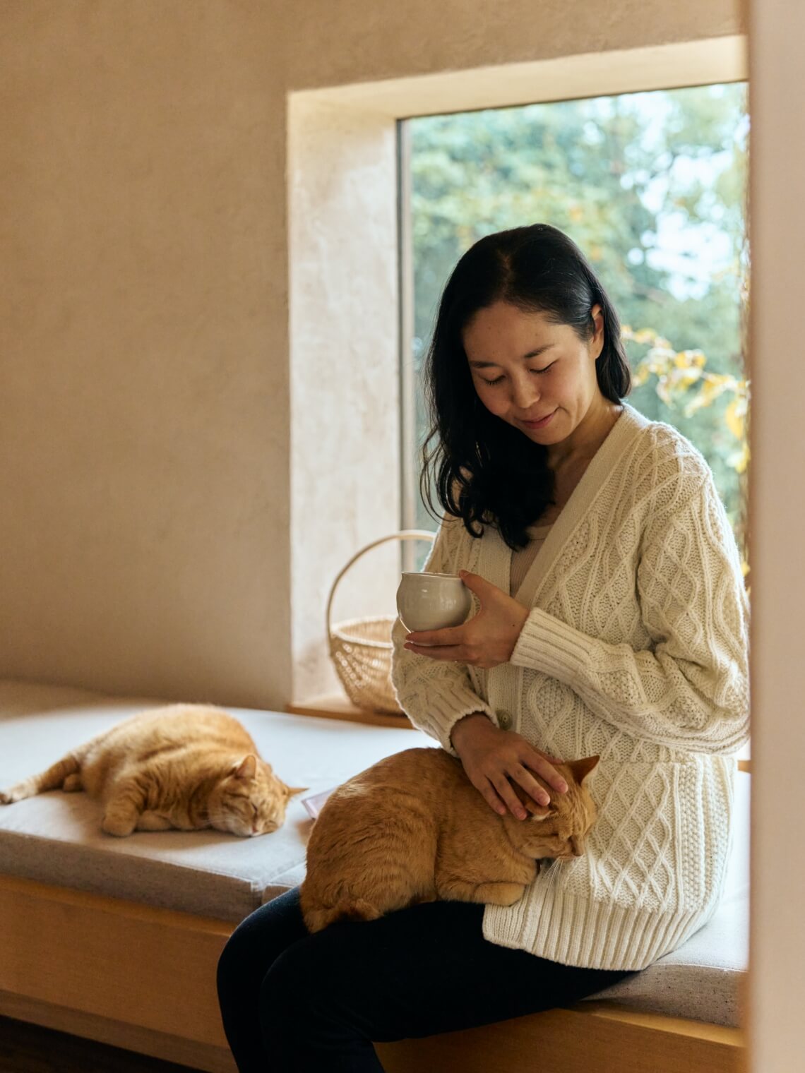 猫となごむ佐々木さん