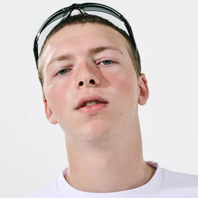 サングラスをかけた男性の顔アップ