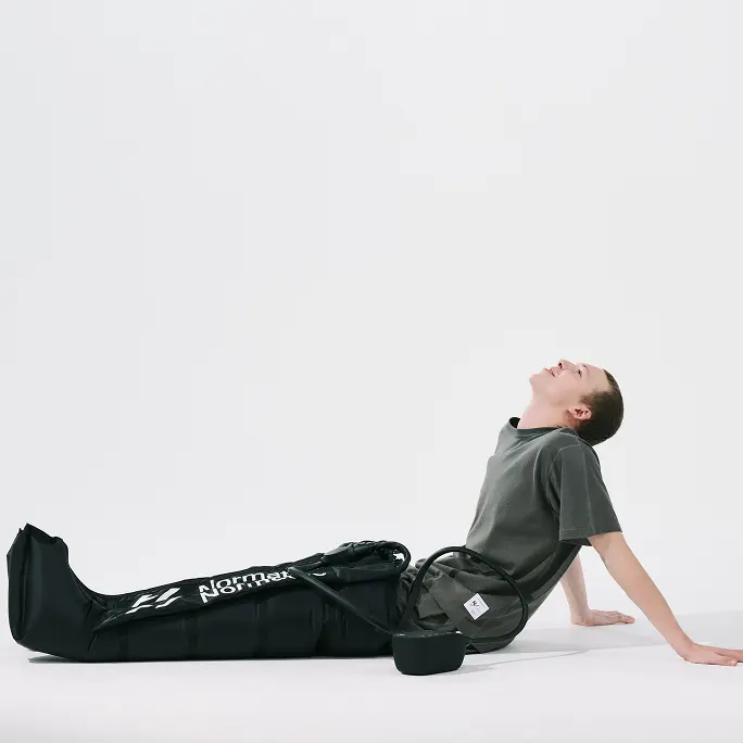 足をマッサージする男性