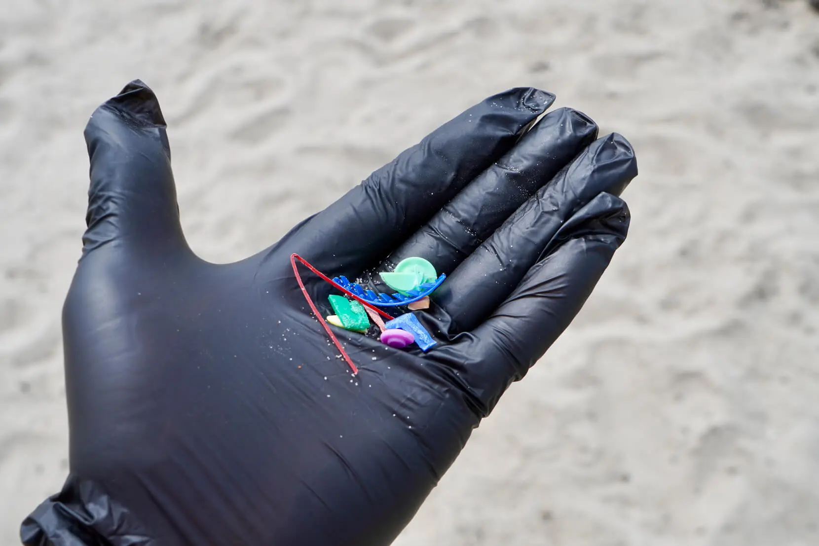 小さくなったプラスチックの破片を手の上に載せる