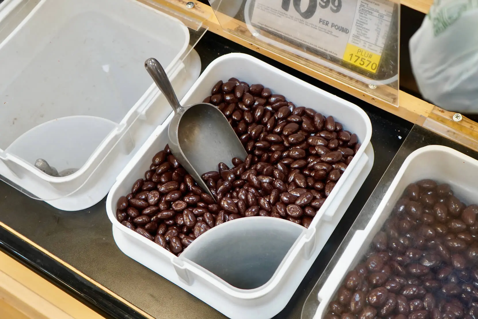 容器の中に大量にコーヒー豆が入っている