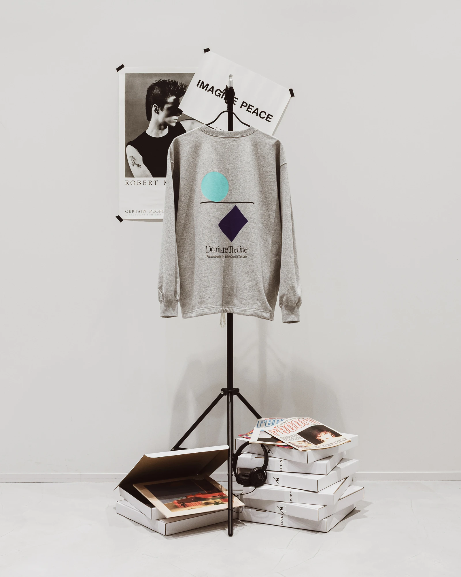 グレーのクルーネックシャツ