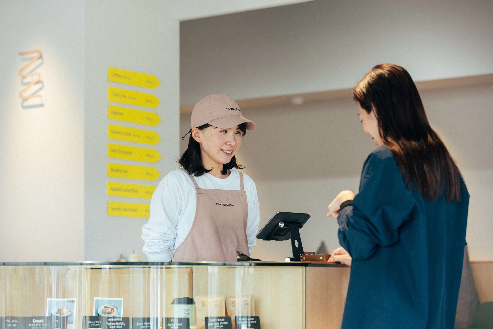 接客をするスタッフ