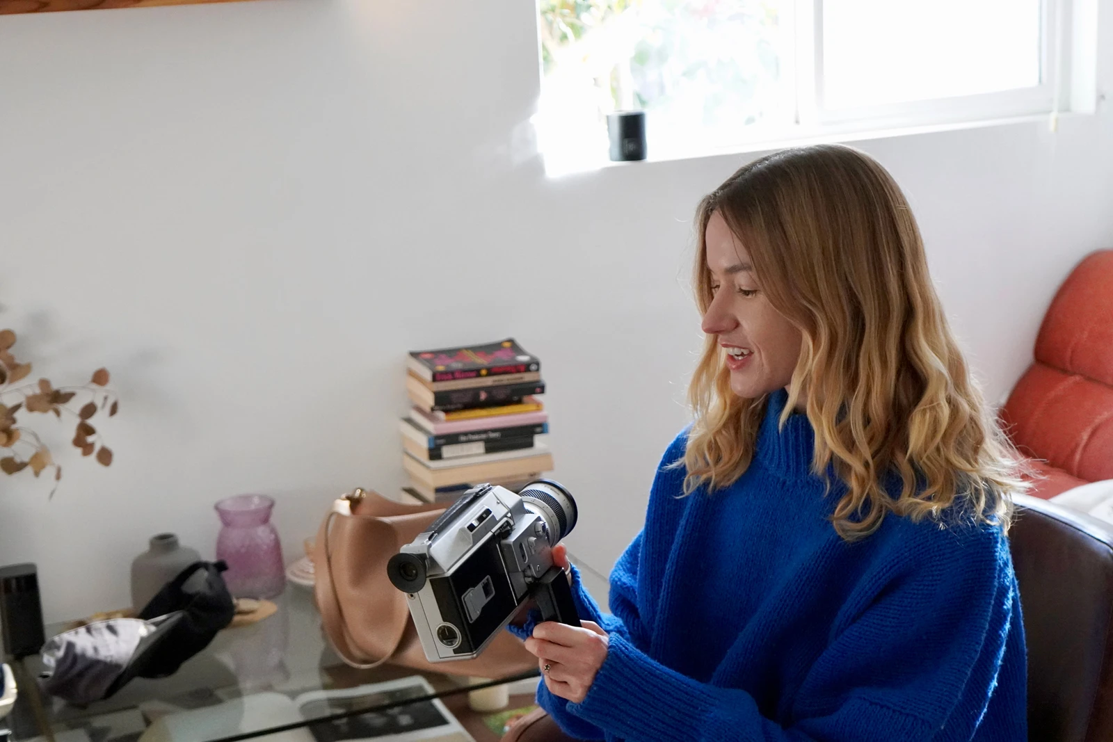 ハンディカメラを持つKaylaさん