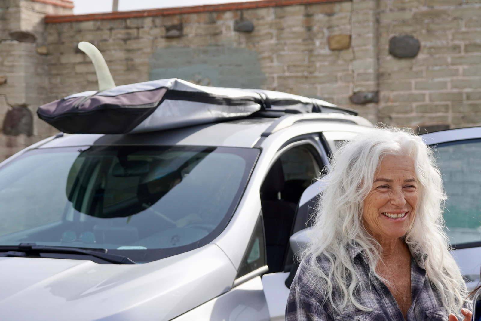 愛車の横で笑顔のLisaさん