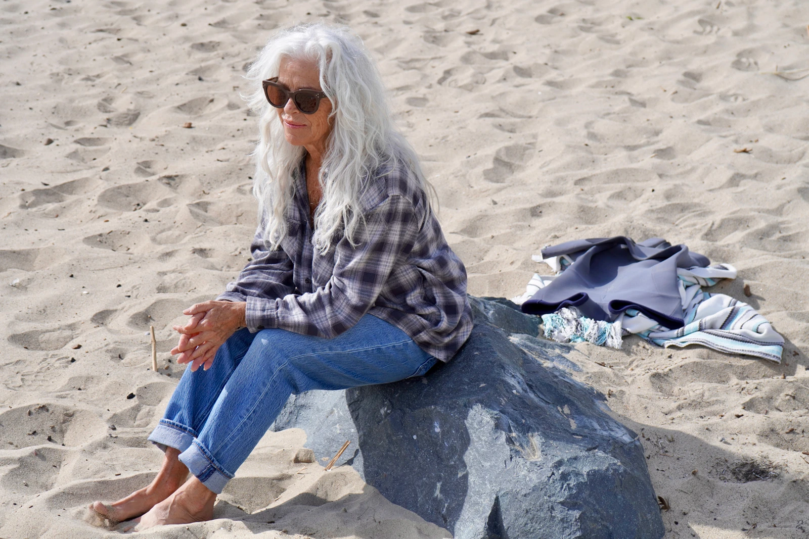 ビーチでインタビューをい受けるLisaさん