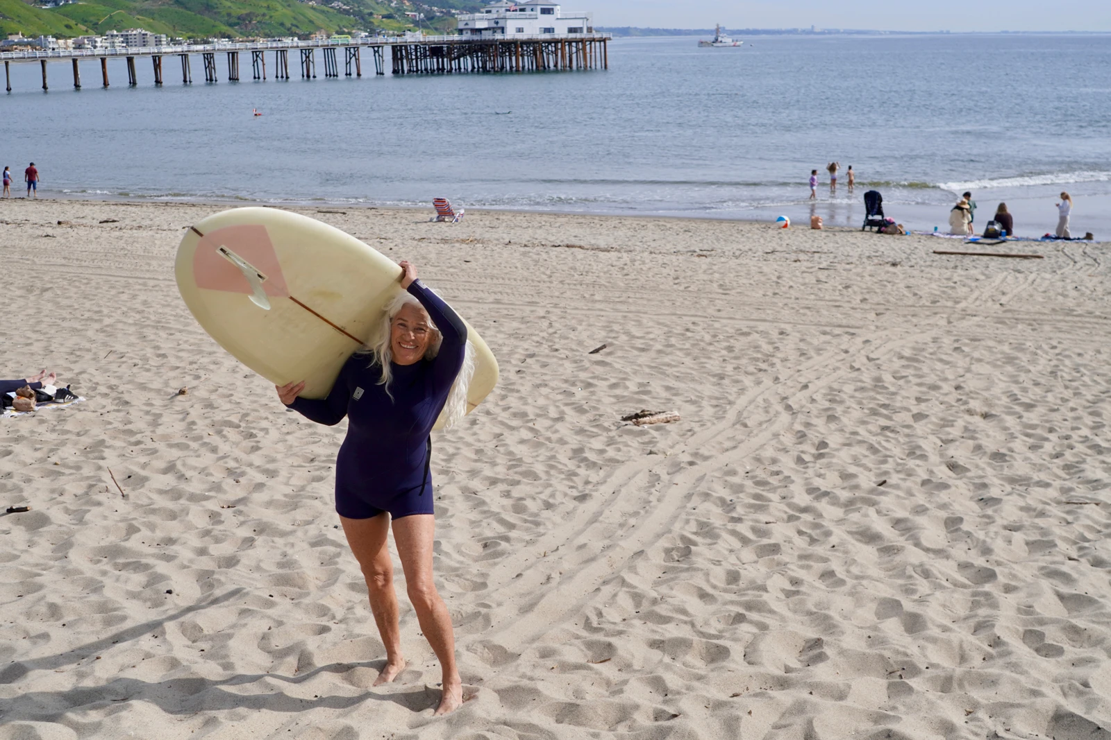 サーフボードを持ち上げるLisaさん