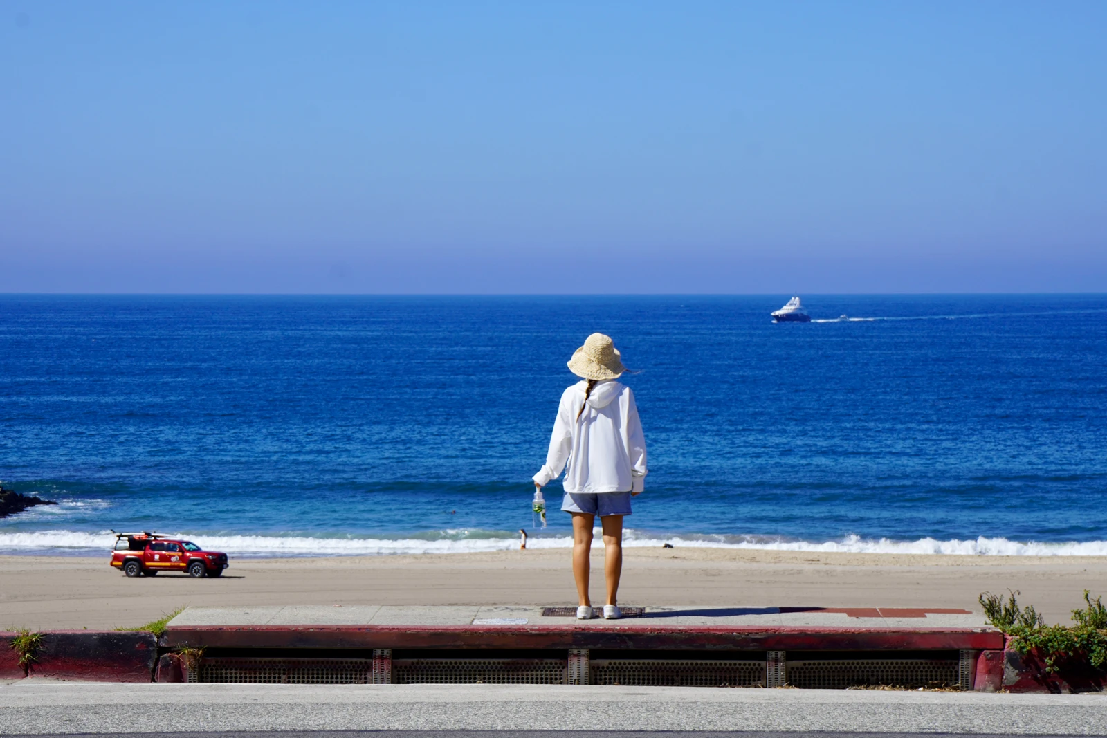 海を眺める女性
