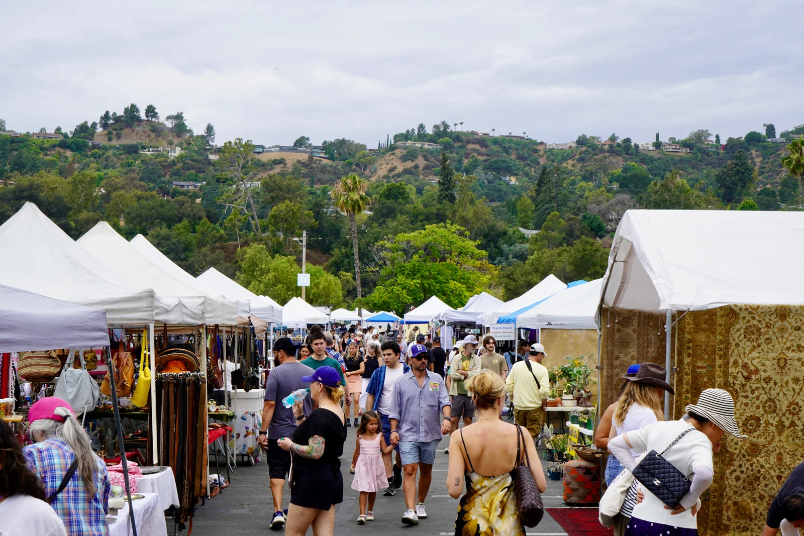 南カリフォルニア最大級のフリーマーケット「Rose Bowl Flea Market」の様子